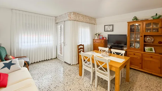 ¡Piso con balcón en Los Concordes, Calella!