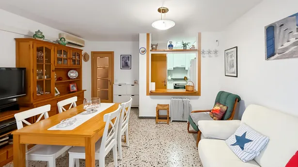 ¡Piso con balcón en Los Concordes, Calella!