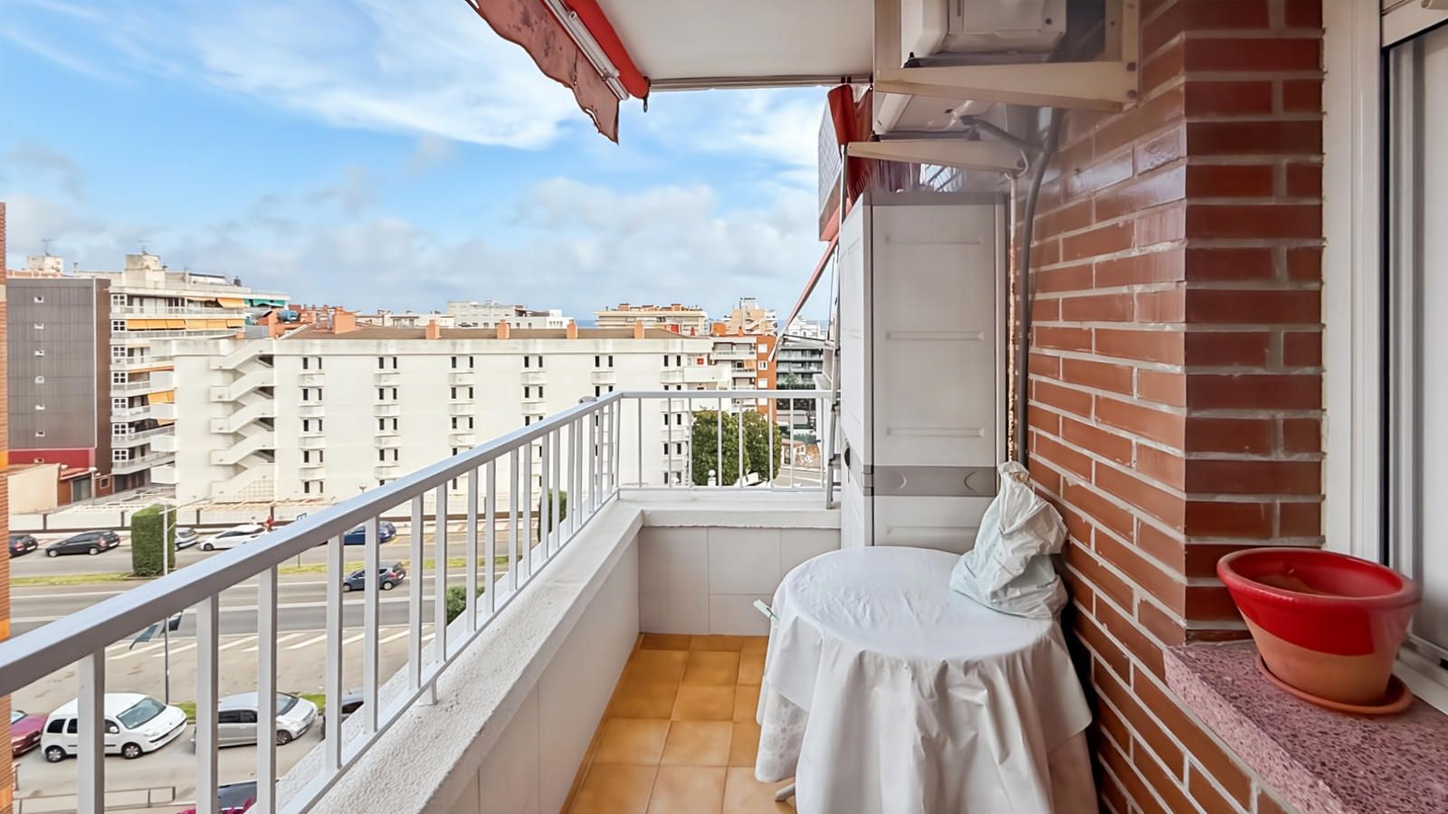 ¡Piso con balcón en Los Concordes, Calella!