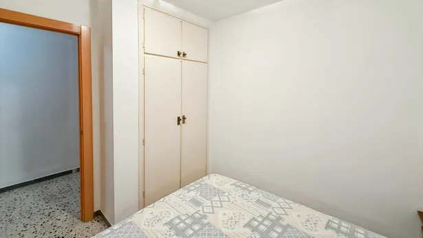 ¡Piso con balcón en Los Concordes, Calella!
