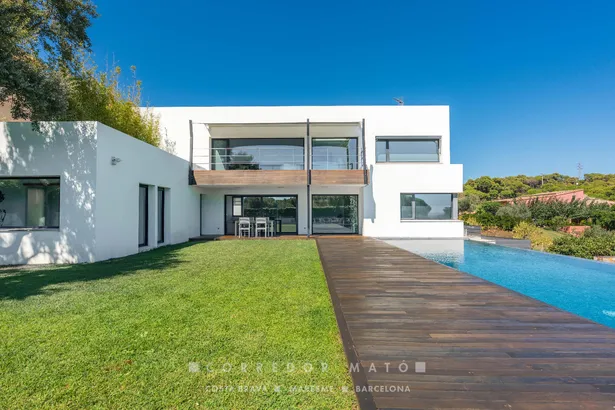 Exclusiva vila familiar amb piscina desbordant i vistes a la Costa Brava