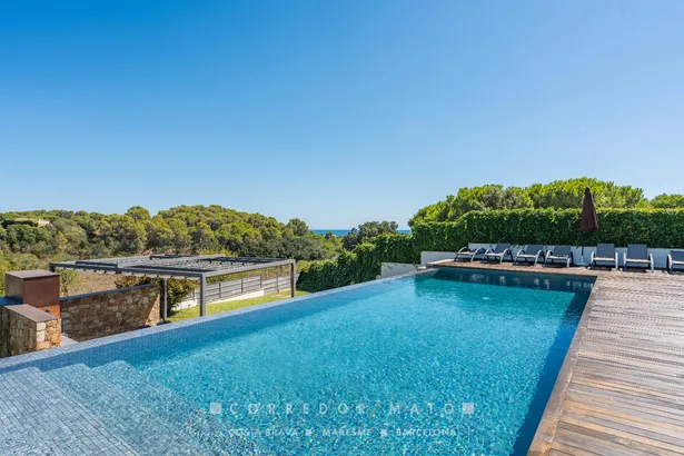 Exclusiva vila familiar amb piscina desbordant i vistes a la Costa Brava