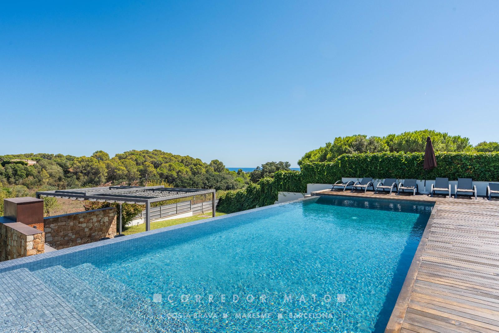 Exclusiva vila familiar amb piscina desbordant i vistes a la Costa Brava