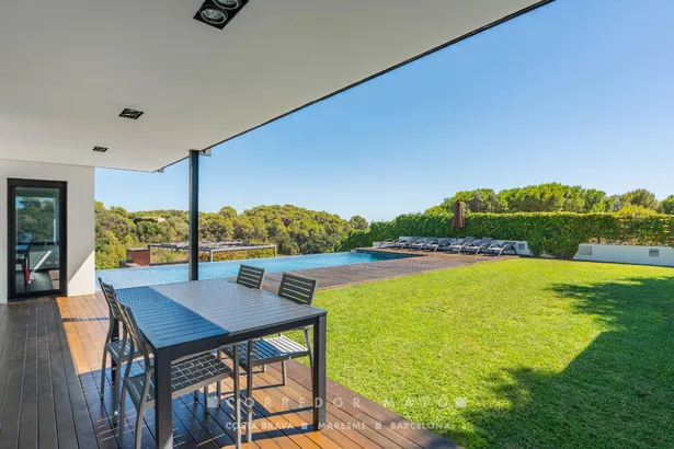 Exclusiva vila familiar amb piscina desbordant i vistes a la Costa Brava