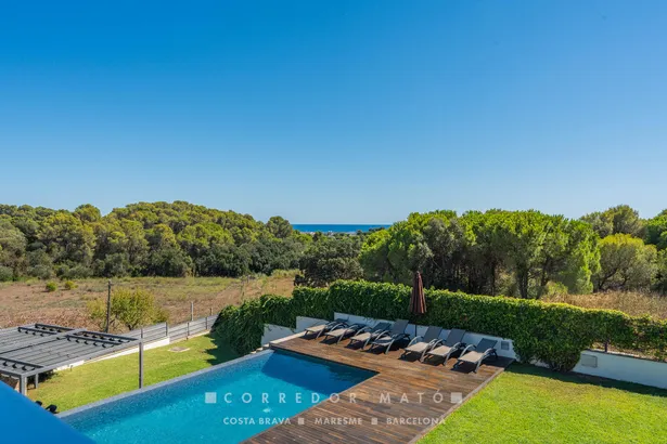 Exclusiva vila familiar amb piscina desbordant i vistes a la Costa Brava
