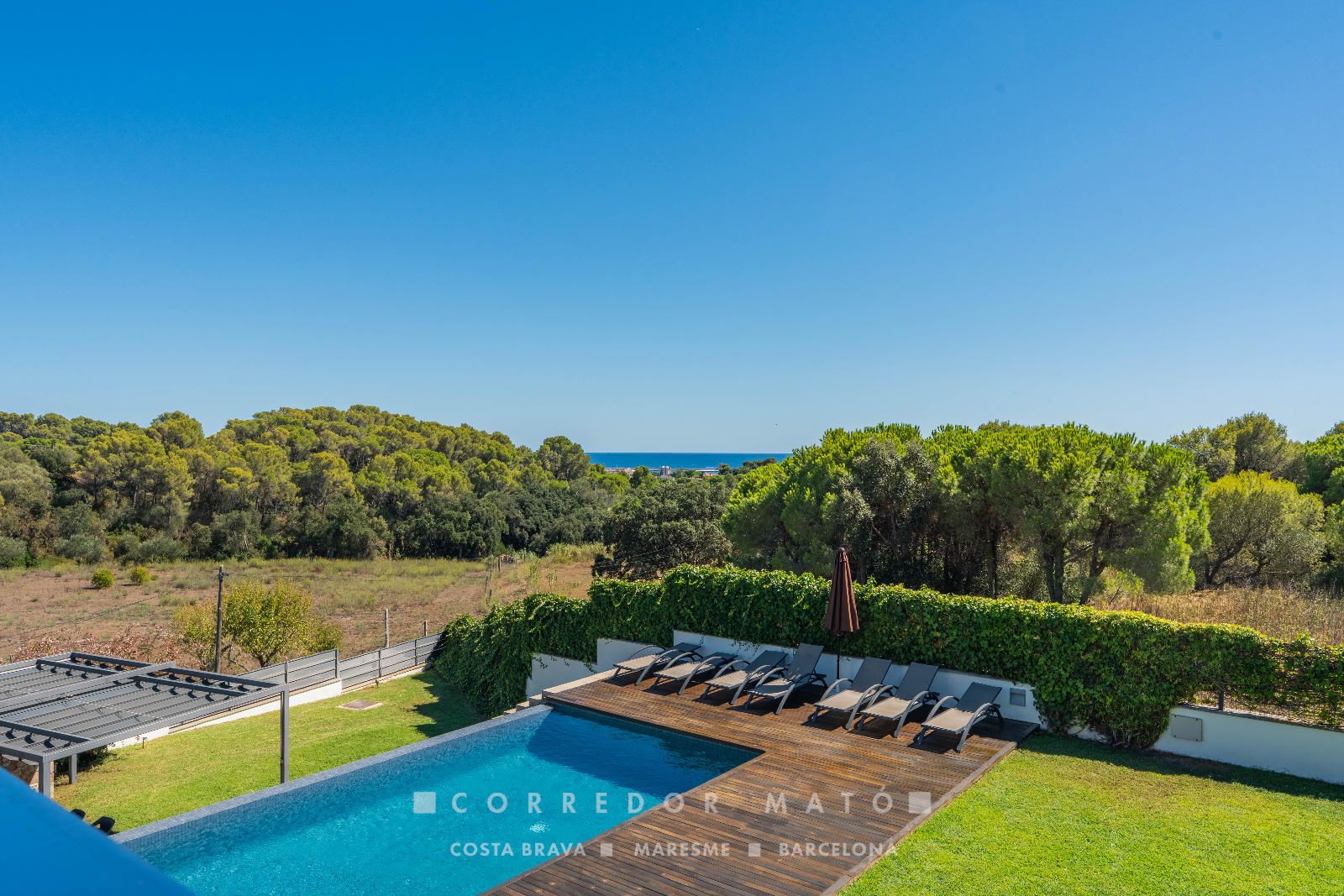 Exclusiva vila familiar amb piscina desbordant i vistes a la Costa Brava