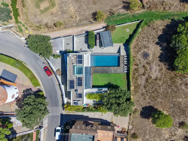 Exclusiva vila familiar amb piscina desbordant i vistes a la Costa Brava