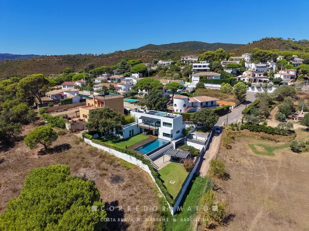 Exclusiva vila familiar amb piscina desbordant i vistes a la Costa Brava