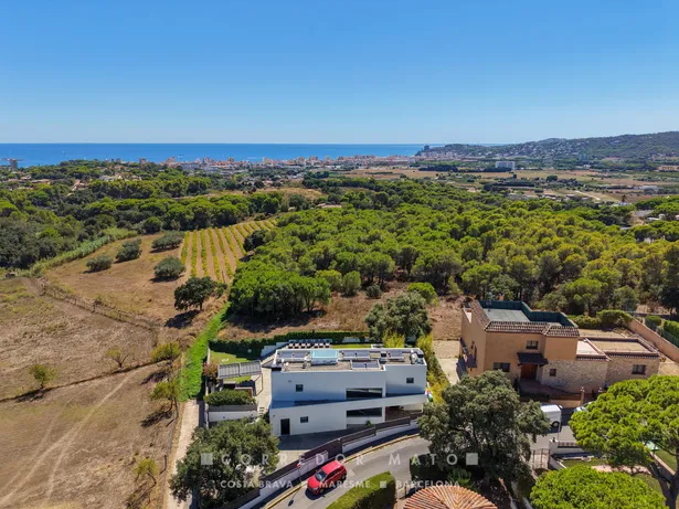 Exclusiva vila familiar amb piscina desbordant i vistes a la Costa Brava