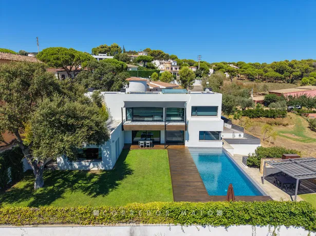 Exclusiva vila familiar amb piscina desbordant i vistes a la Costa Brava