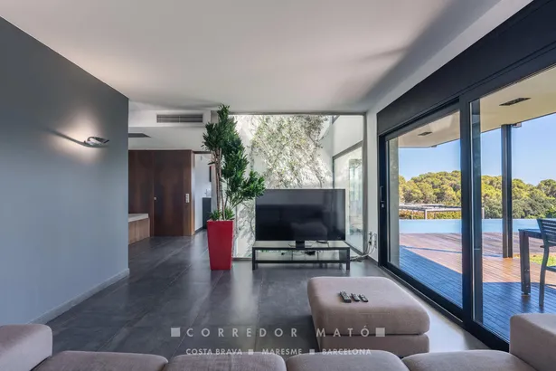 Exclusiva vila familiar amb piscina desbordant i vistes a la Costa Brava