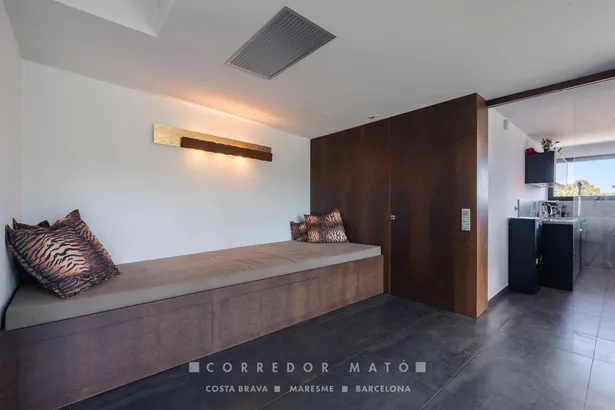 Exclusiva vila familiar amb piscina desbordant i vistes a la Costa Brava
