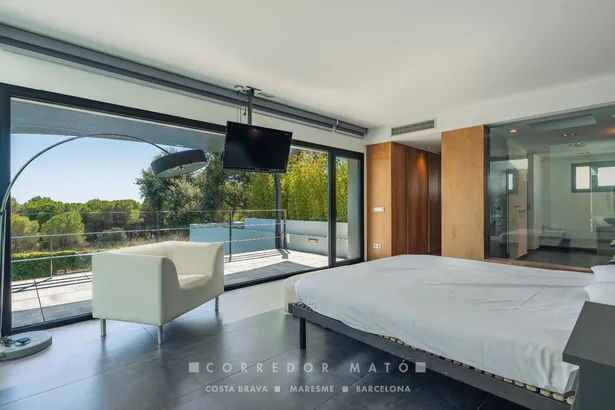 Exclusiva vila familiar amb piscina desbordant i vistes a la Costa Brava