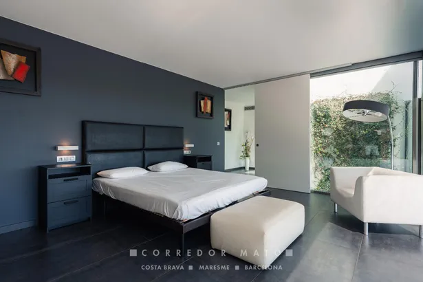 Exclusiva vila familiar amb piscina desbordant i vistes a la Costa Brava
