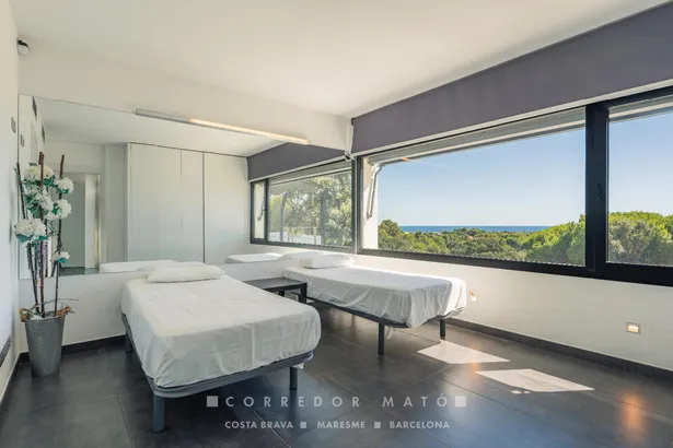 Exclusiva vila familiar amb piscina desbordant i vistes a la Costa Brava