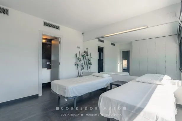Exclusiva vila familiar amb piscina desbordant i vistes a la Costa Brava