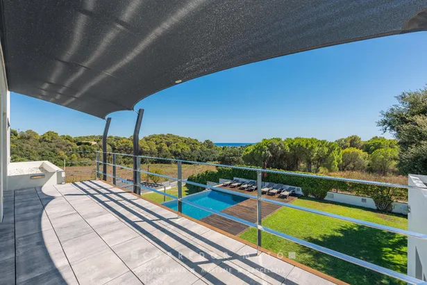 Exclusiva vila familiar amb piscina desbordant i vistes a la Costa Brava