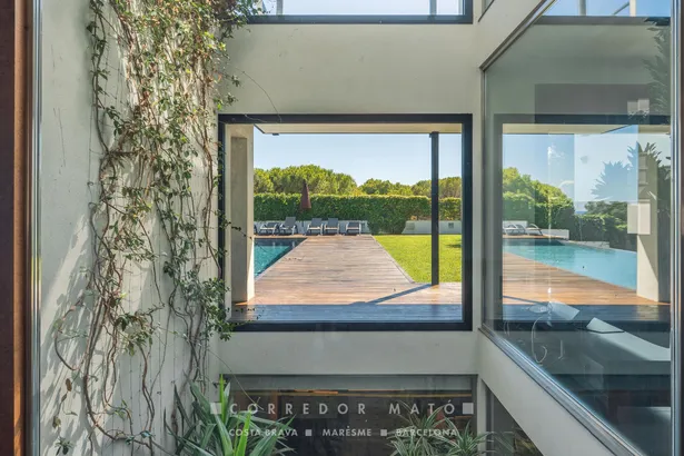 Exclusiva vila familiar amb piscina desbordant i vistes a la Costa Brava