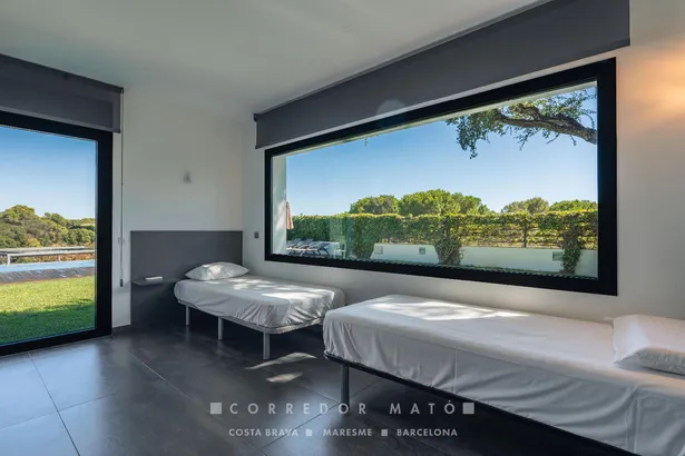 Exclusiva vila familiar amb piscina desbordant i vistes a la Costa Brava