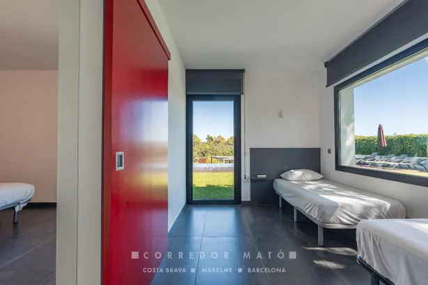Exclusiva vila familiar amb piscina desbordant i vistes a la Costa Brava