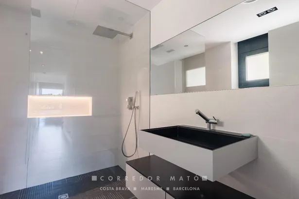 Exclusiva vila familiar amb piscina desbordant i vistes a la Costa Brava