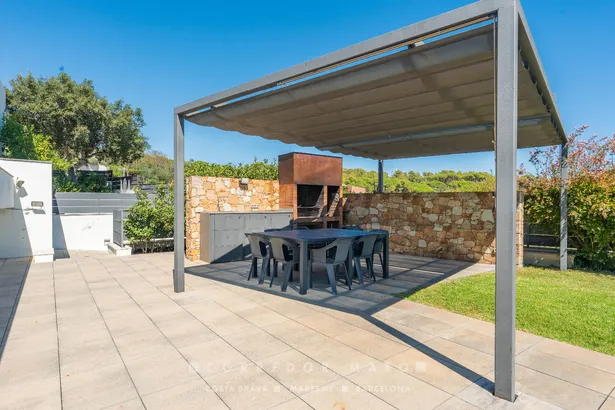 Exclusiva vila familiar amb piscina desbordant i vistes a la Costa Brava