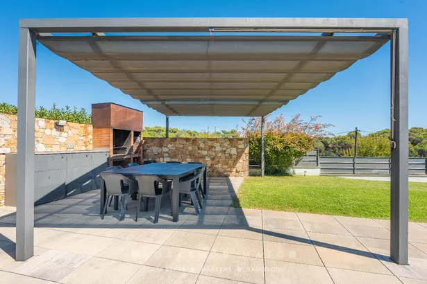 Exclusiva vila familiar amb piscina desbordant i vistes a la Costa Brava