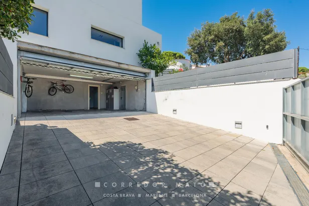 Exclusiva vila familiar amb piscina desbordant i vistes a la Costa Brava