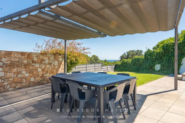 Exclusiva vila familiar amb piscina desbordant i vistes a la Costa Brava