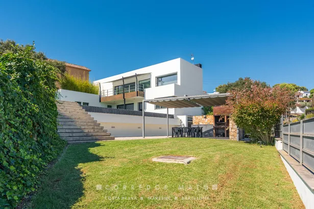 Exclusiva vila familiar amb piscina desbordant i vistes a la Costa Brava