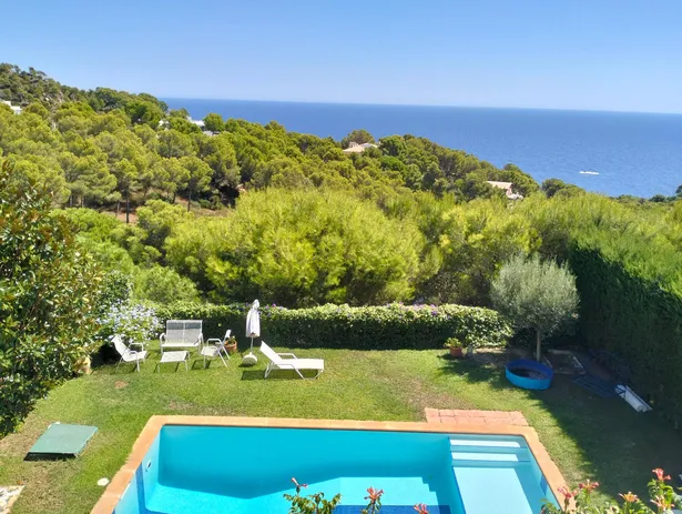 Elegant casa adossada amb vistes al mar, terrassa, jardí i piscina privada a Tamariu.