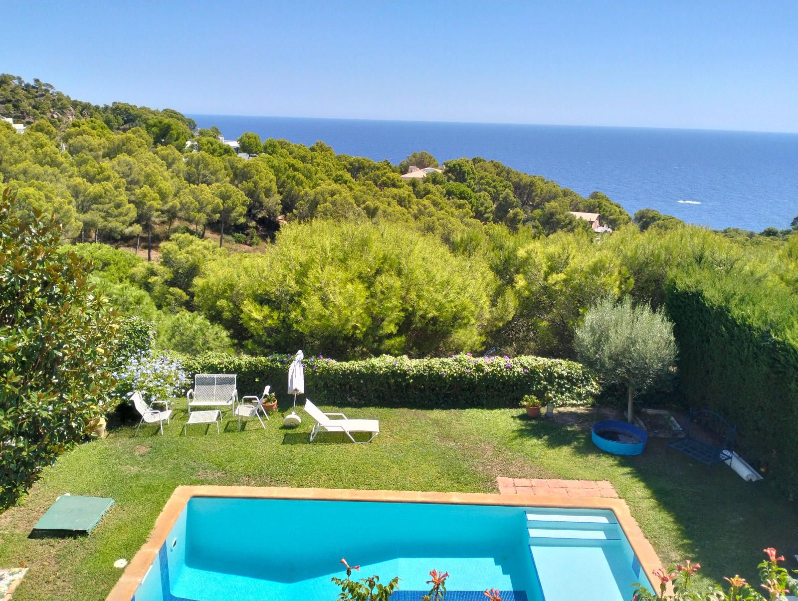 Elegant casa adossada amb vistes al mar, terrassa, jardí i piscina privada a Tamariu.
