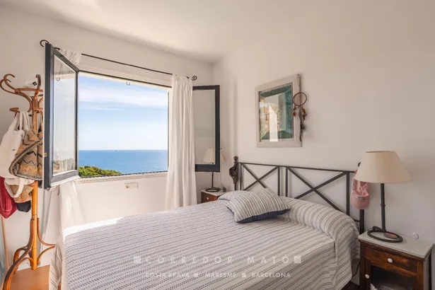 Elegant casa adossada amb vistes al mar, terrassa, jardí i piscina privada a Tamariu.