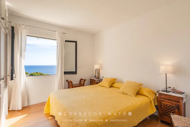 Elegant casa adossada amb vistes al mar, terrassa, jardí i piscina privada a Tamariu.