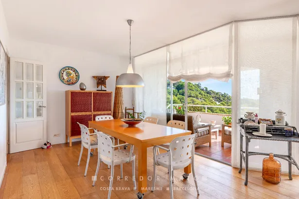 Elegant casa adossada amb vistes al mar, terrassa, jardí i piscina privada a Tamariu.