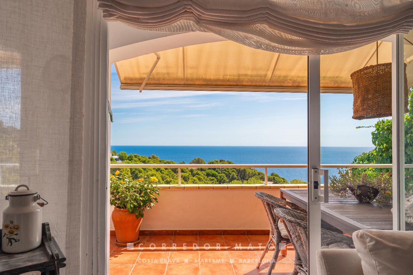Elegant casa adossada amb vistes al mar, terrassa, jardí i piscina privada a Tamariu.