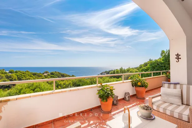 Elegant casa adossada amb vistes al mar, terrassa, jardí i piscina privada a Tamariu.