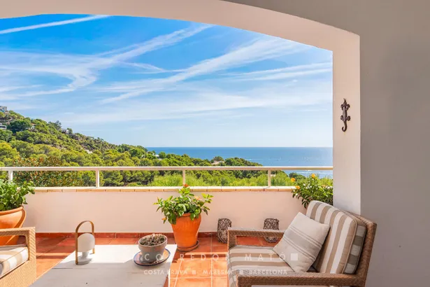 Elegant casa adossada amb vistes al mar, terrassa, jardí i piscina privada a Tamariu.