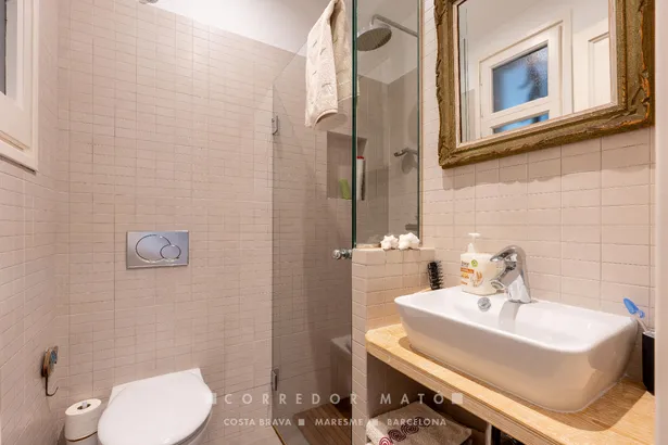 Elegant casa adossada amb vistes al mar, terrassa, jardí i piscina privada a Tamariu.