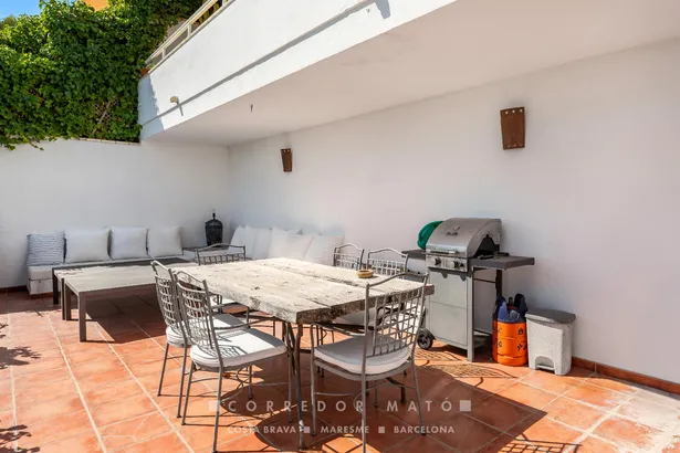 Elegant casa adossada amb vistes al mar, terrassa, jardí i piscina privada a Tamariu.