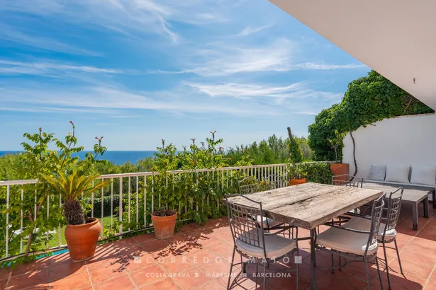 Elegant casa adossada amb vistes al mar, terrassa, jardí i piscina privada a Tamariu.