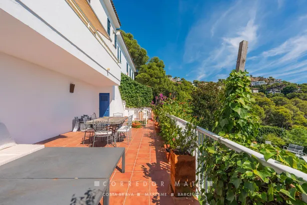Elegant casa adossada amb vistes al mar, terrassa, jardí i piscina privada a Tamariu.