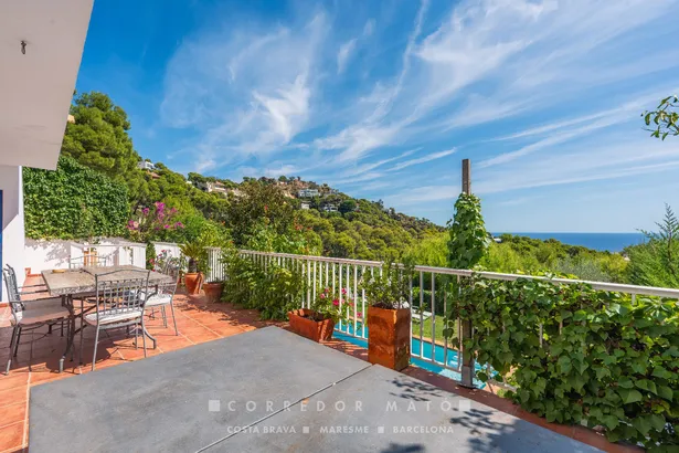Elegant casa adossada amb vistes al mar, terrassa, jardí i piscina privada a Tamariu.