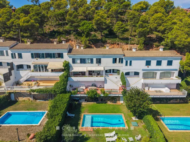 Elegant casa adossada amb vistes al mar, terrassa, jardí i piscina privada a Tamariu.