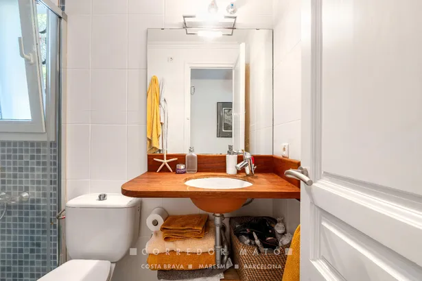 Elegant casa adossada amb vistes al mar, terrassa, jardí i piscina privada a Tamariu.