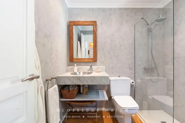 Elegant casa adossada amb vistes al mar, terrassa, jardí i piscina privada a Tamariu.