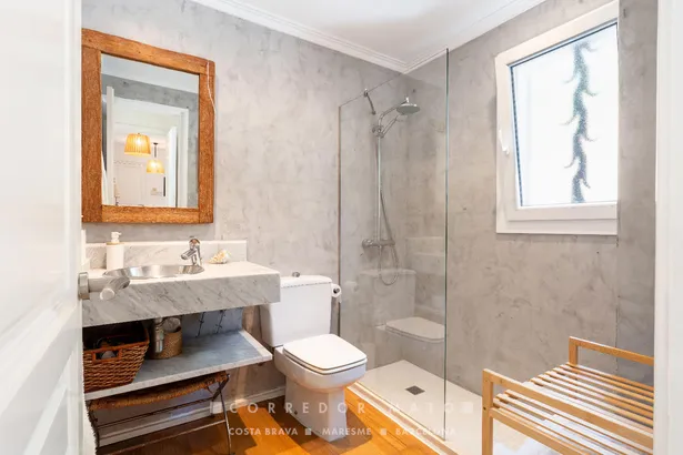 Elegant casa adossada amb vistes al mar, terrassa, jardí i piscina privada a Tamariu.