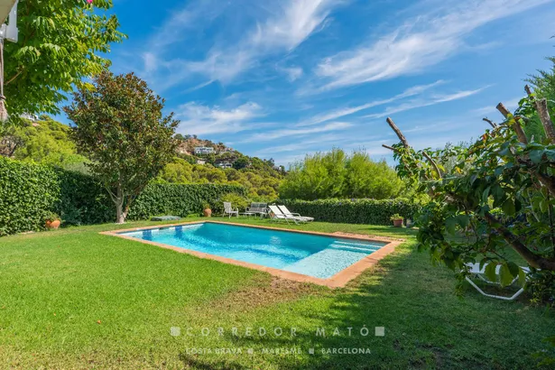 Elegant casa adossada amb vistes al mar, terrassa, jardí i piscina privada a Tamariu.