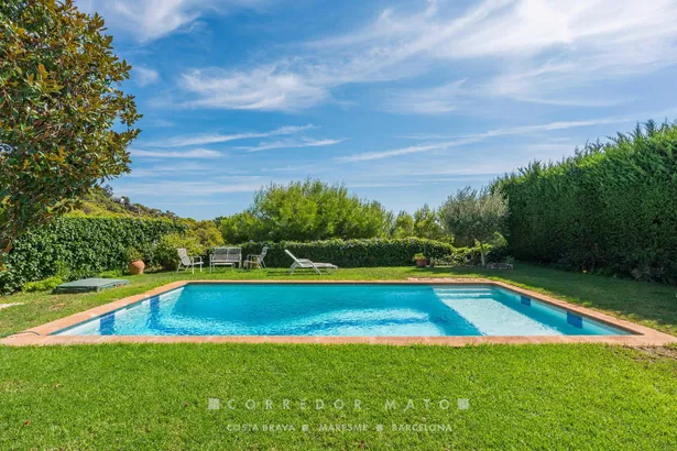Elegant casa adossada amb vistes al mar, terrassa, jardí i piscina privada a Tamariu.
