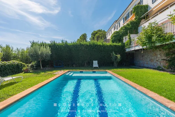 Elegant casa adossada amb vistes al mar, terrassa, jardí i piscina privada a Tamariu.